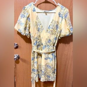 Speechless floral V-Neck yellow floral print casual dress. Casual dress.